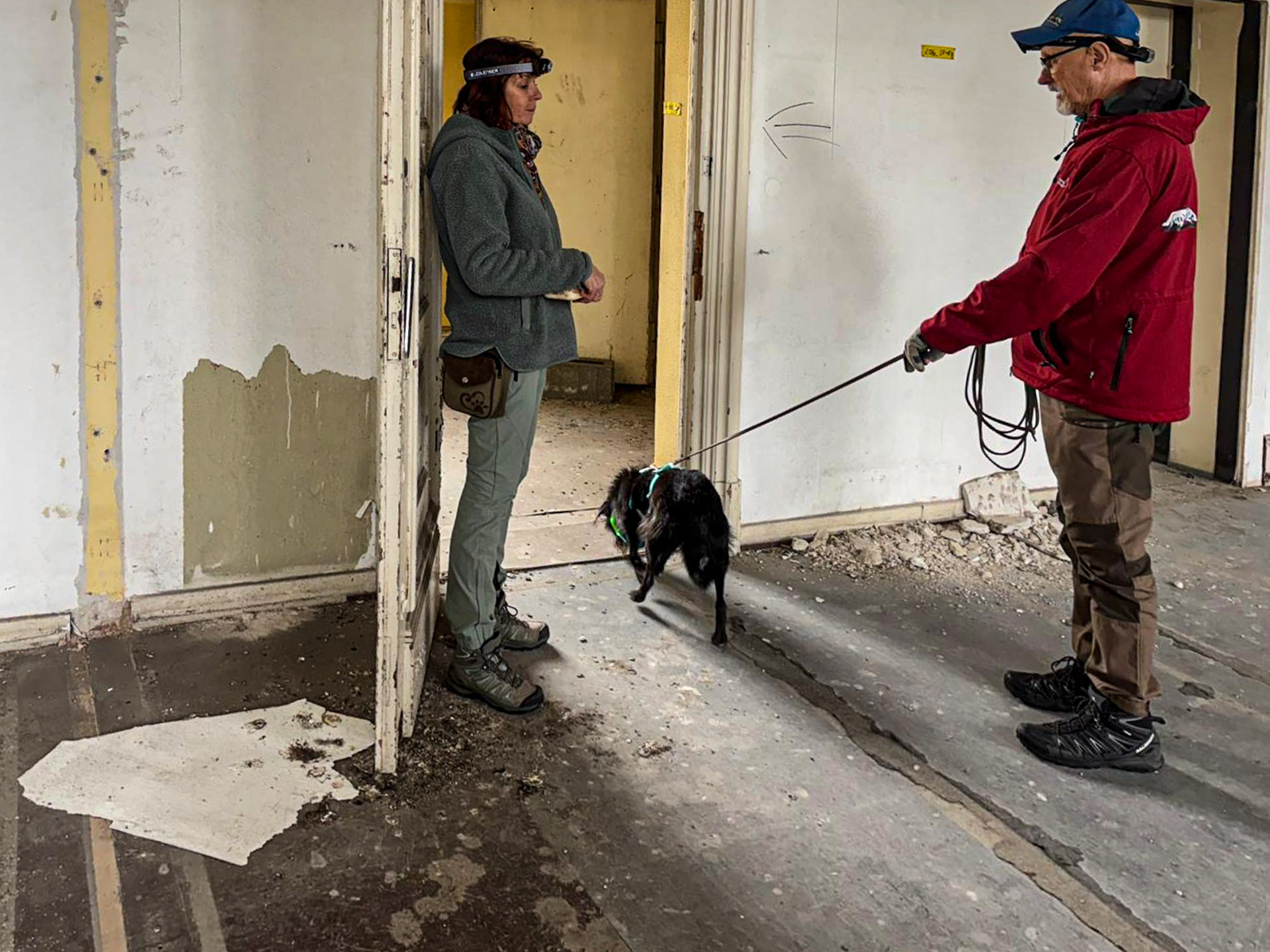 Sheena hat die VP gefunden. Links hinter einer Tür versteckt