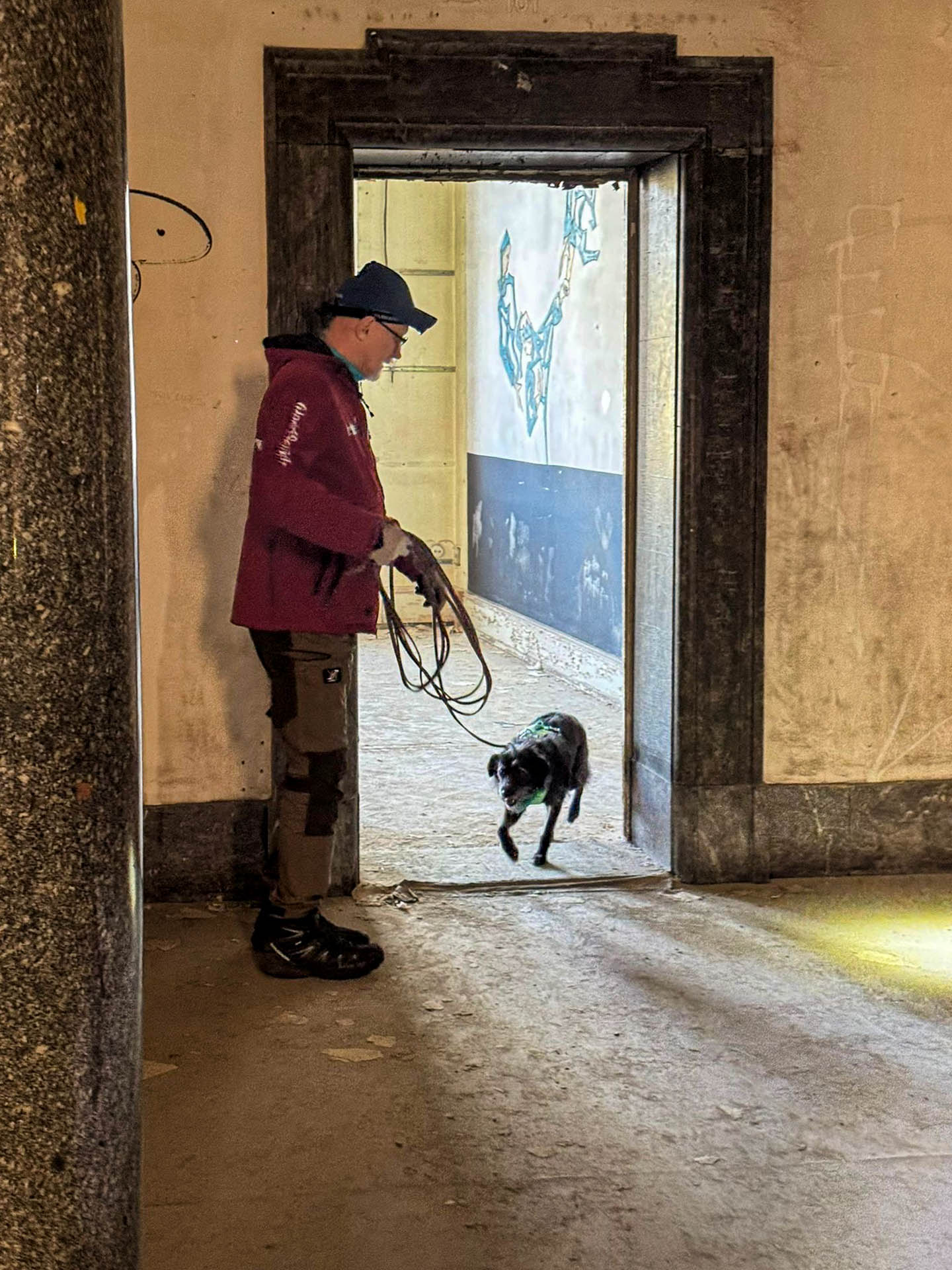 Sheena kommt aus einem leeren Raum zurück, ich tehe links vom Türrahmen