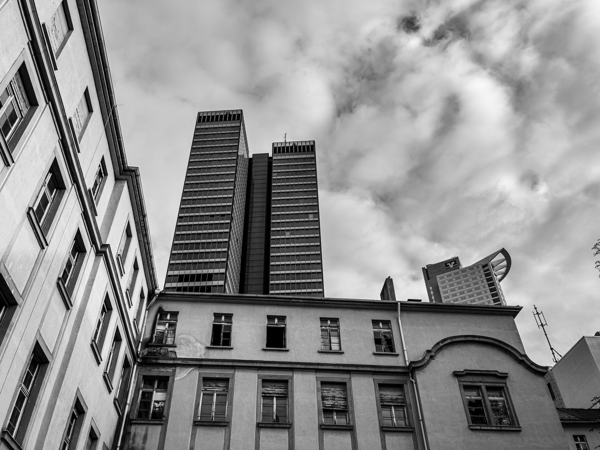 Maintower in schwarz-weiß im Hintergrund